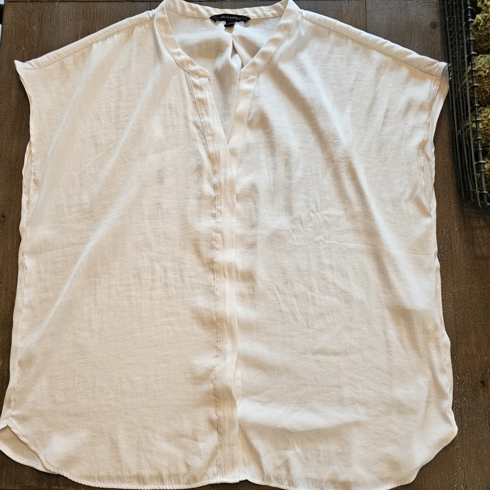 Banana Republic Soft White V-Neck Top XL